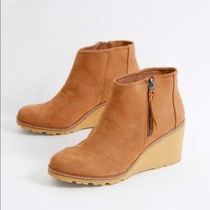 TOMS Toffee Microfiber Avery Wedge Boot, Sz 6.5